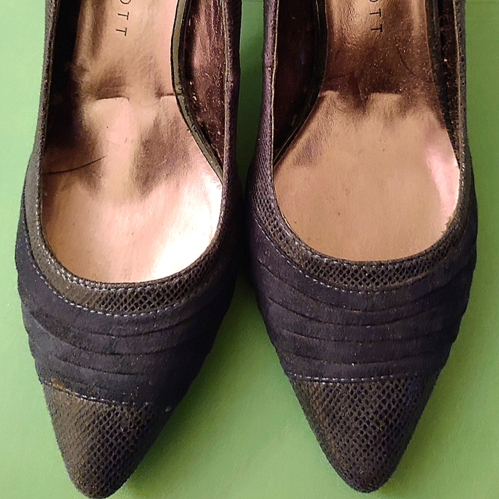 Karen Scott Gladdys Textured Fabric Navy Blue Pumps with Faux Suede